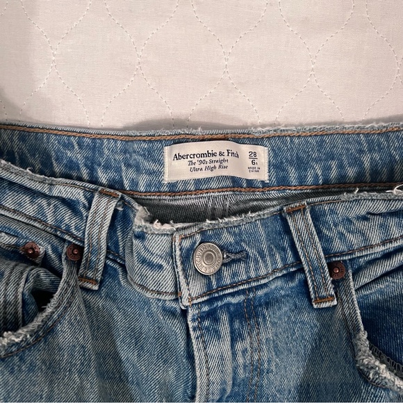 Abercrombie and Fitch Ultra High Rise 90s Straight Jean - Picture 4 of 5